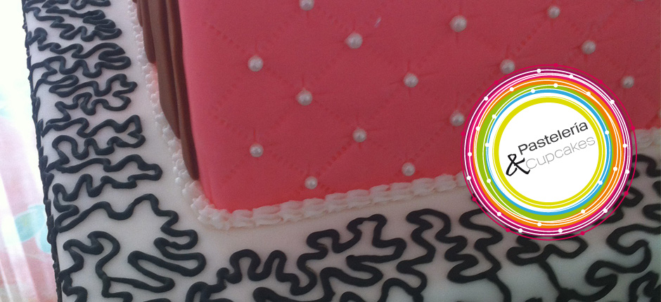 Pastel con ondas y acolchado