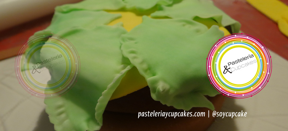 Pastel con forma de hamburguesa