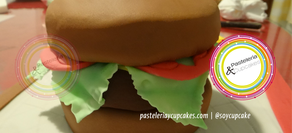 Pastel con forma de hamburguesa