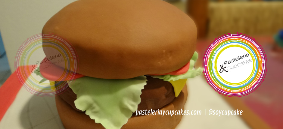 Pastel con forma de hamburguesa