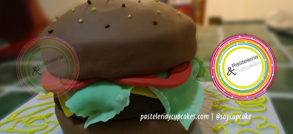 Pastel con forma de hamburguesa