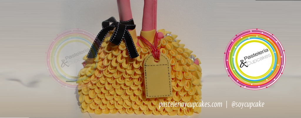 Bolsa de mano con pétalos amarillos