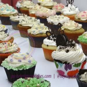 Cupcakes surtido y variedad de decoraciones