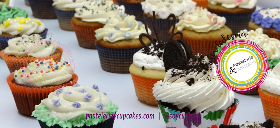 Cupcakes surtido y variedad de decoraciones